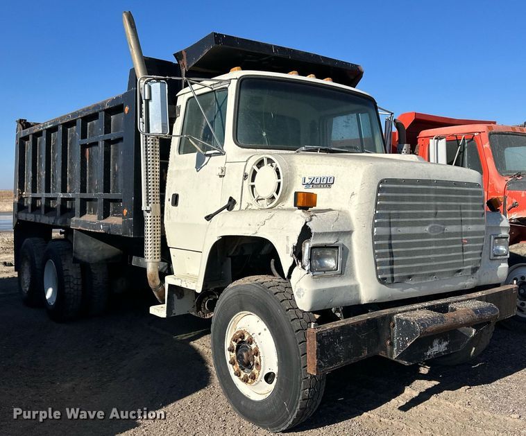 image for item ER8370 1994 Ford L7000 dump truck