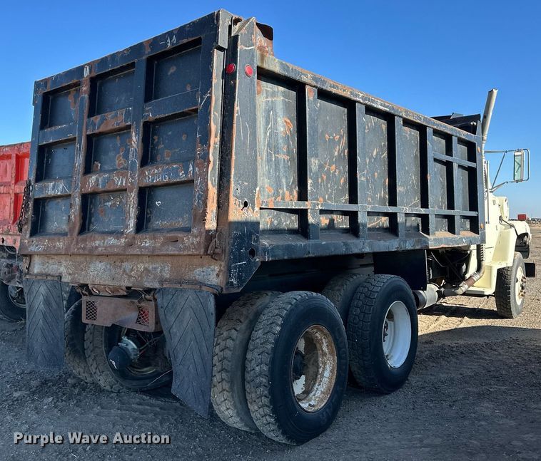 image for item ER8370 1994 Ford L7000 dump truck