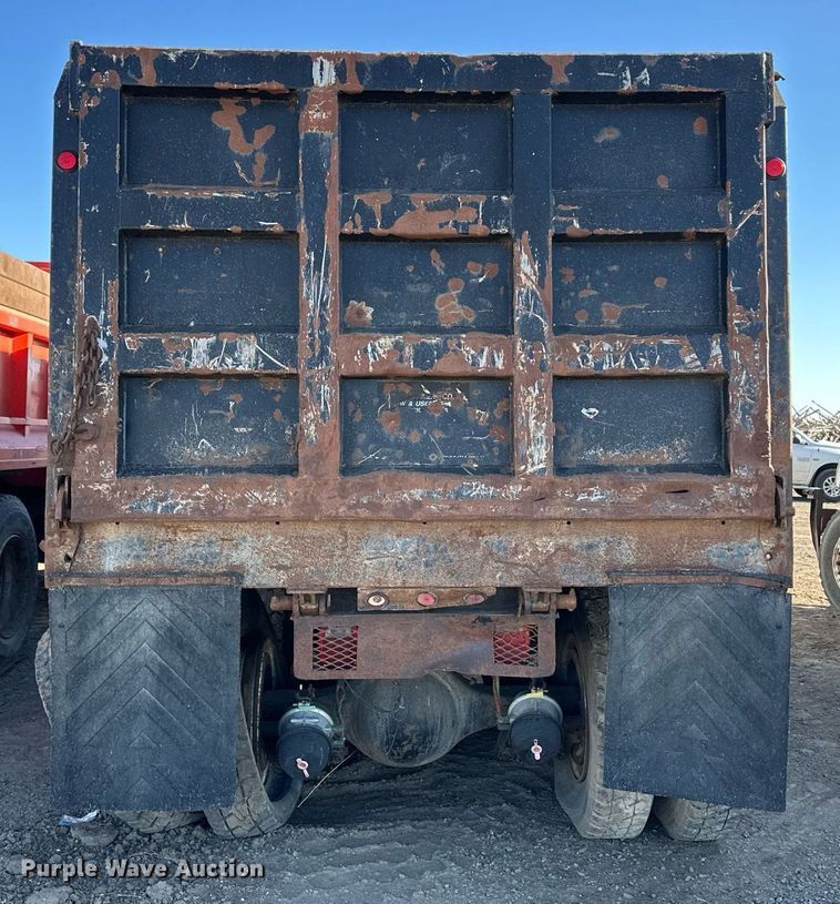 image for item ER8370 1994 Ford L7000 dump truck