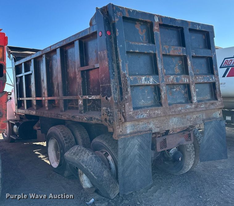 image for item ER8370 1994 Ford L7000 dump truck