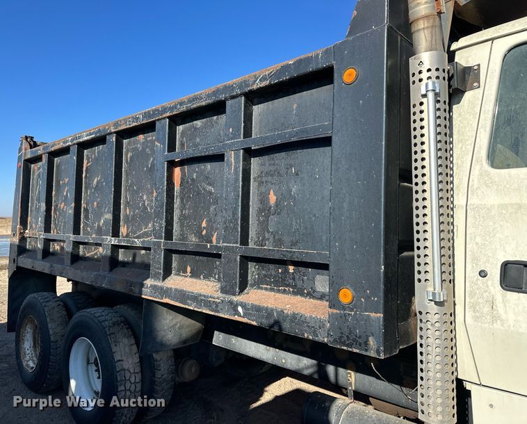 image for item ER8370 1994 Ford L7000 dump truck