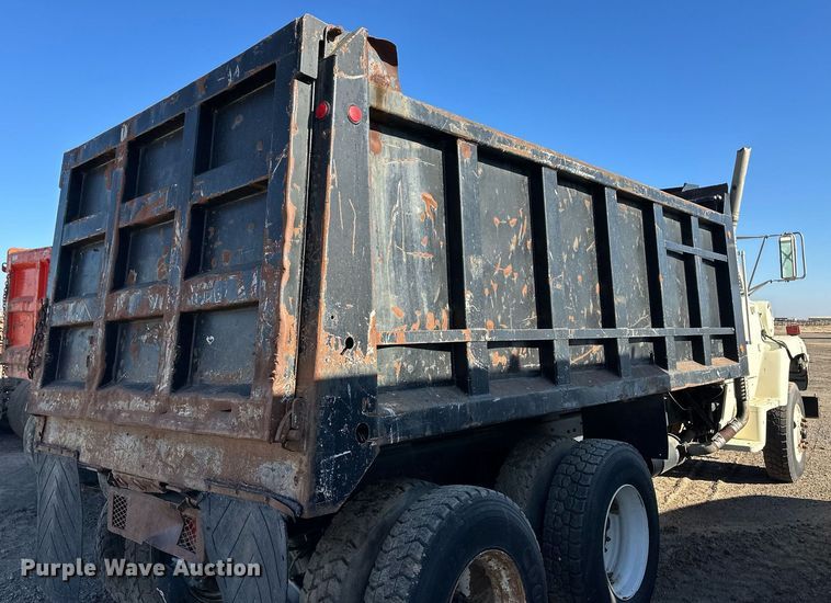 image for item ER8370 1994 Ford L7000 dump truck