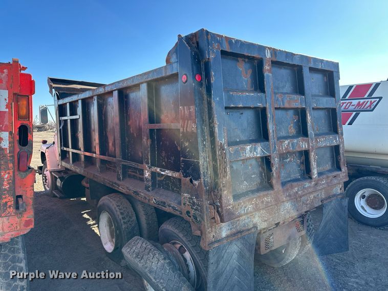 image for item ER8370 1994 Ford L7000 dump truck
