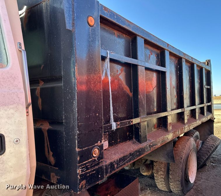 image for item ER8370 1994 Ford L7000 dump truck