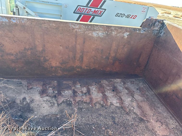 image for item ER8370 1994 Ford L7000 dump truck