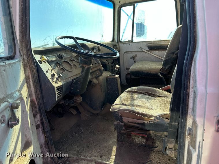 image for item ER8370 1994 Ford L7000 dump truck