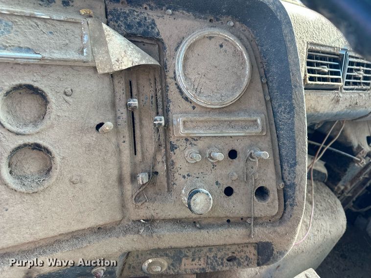 image for item ER8370 1994 Ford L7000 dump truck