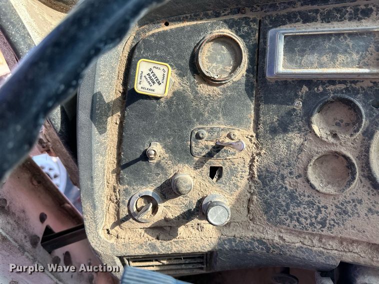 image for item ER8370 1994 Ford L7000 dump truck