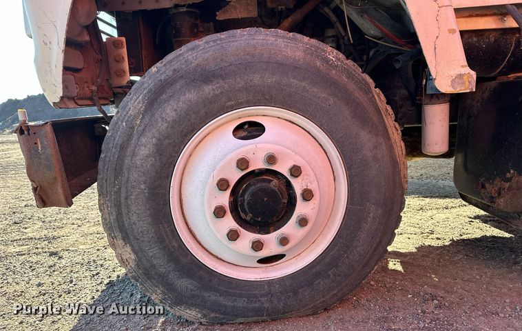 image for item ER8370 1994 Ford L7000 dump truck