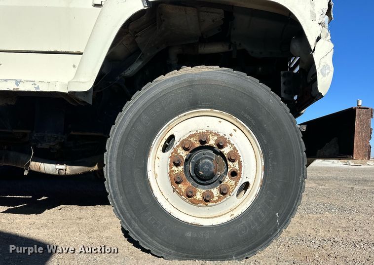 image for item ER8370 1994 Ford L7000 dump truck