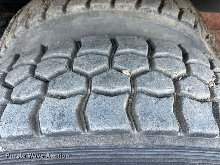 image for item ER8370 1994 Ford L7000 dump truck