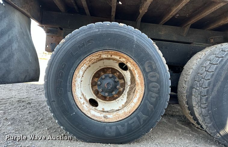 image for item ER8370 1994 Ford L7000 dump truck