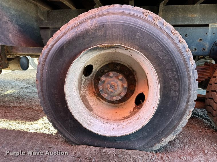 image for item ER8370 1994 Ford L7000 dump truck