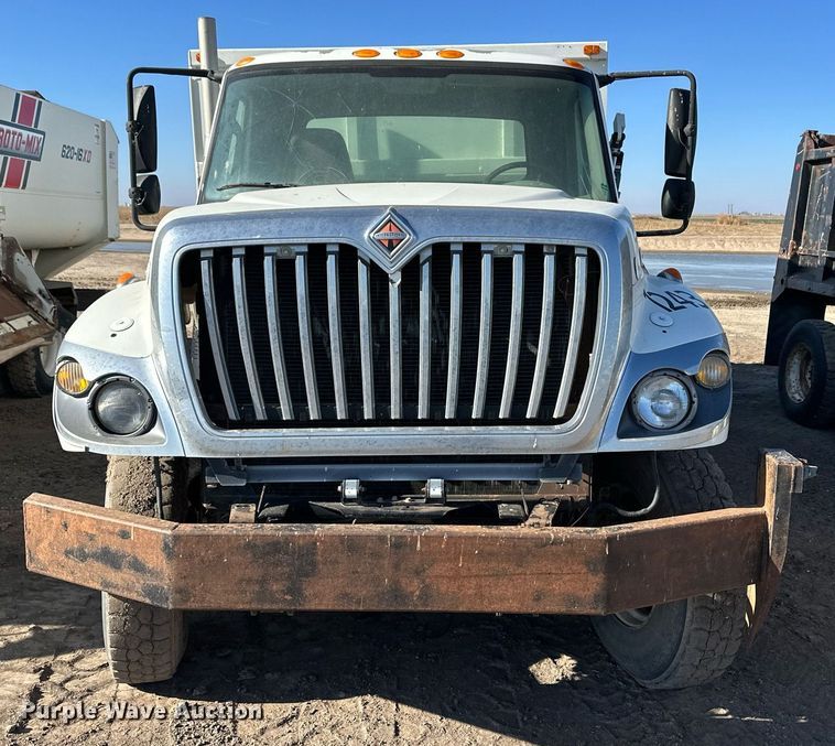 image for item ER8371 2015 International  7400 feed mixer truck