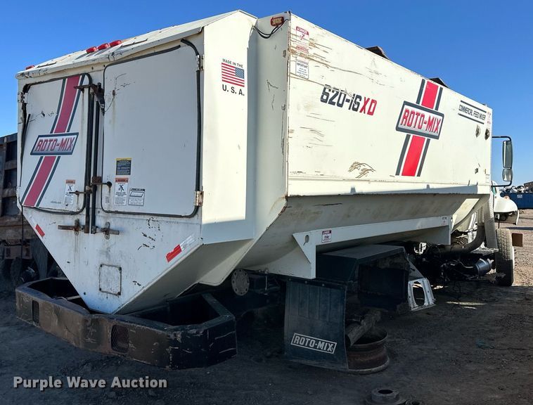 image for item ER8371 2015 International  7400 feed mixer truck