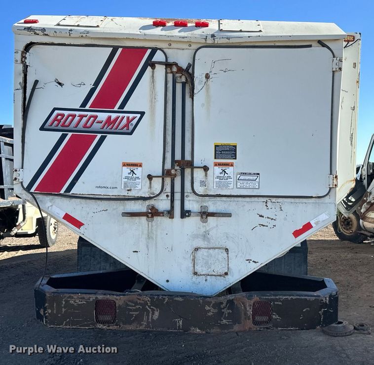 image for item ER8371 2015 International  7400 feed mixer truck