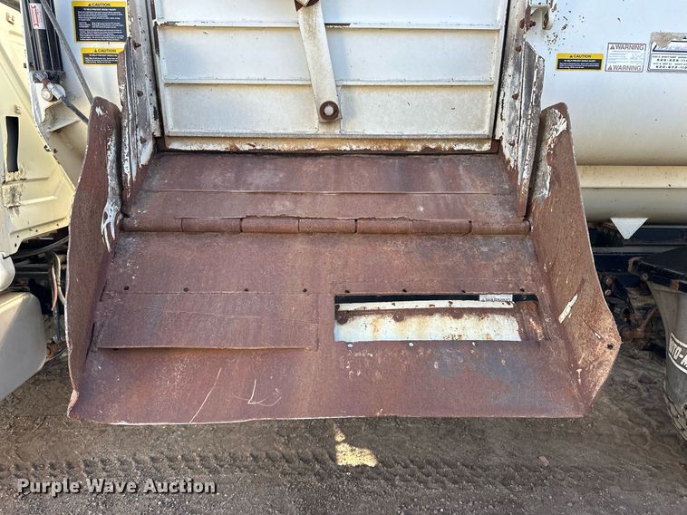 image for item ER8371 2015 International  7400 feed mixer truck