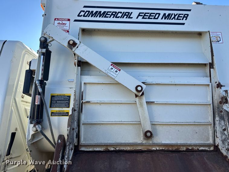 image for item ER8371 2015 International  7400 feed mixer truck