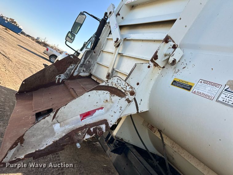 image for item ER8371 2015 International  7400 feed mixer truck