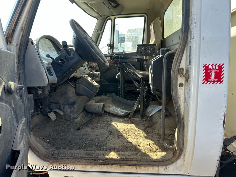 image for item ER8371 2015 International  7400 feed mixer truck