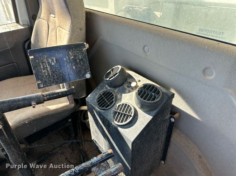 image for item ER8371 2015 International  7400 feed mixer truck