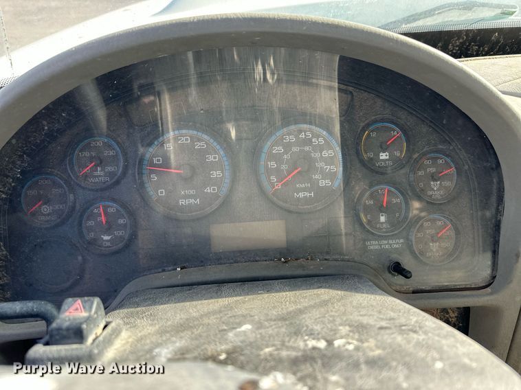 image for item ER8371 2015 International  7400 feed mixer truck