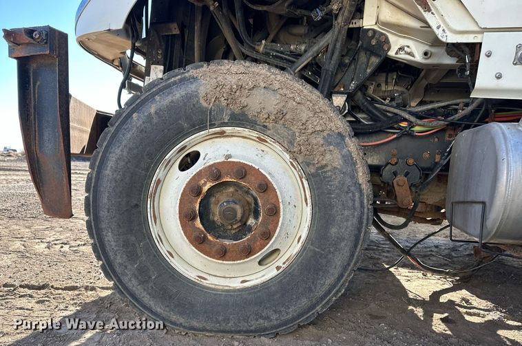 image for item ER8371 2015 International  7400 feed mixer truck