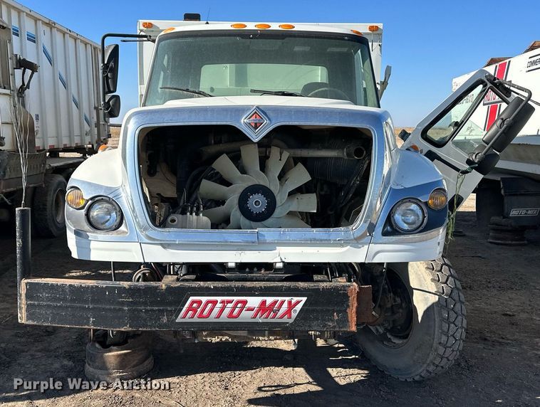 image for item ER8372 2015 International  7400 feed mixer truck