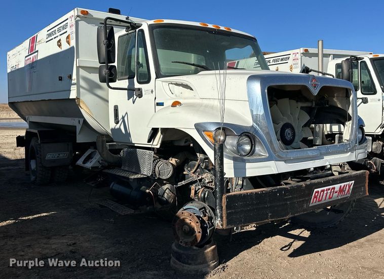 image for item ER8372 2015 International  7400 feed mixer truck