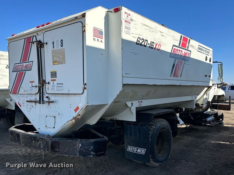 image for item ER8372 2015 International  7400 feed mixer truck