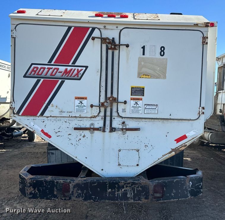 image for item ER8372 2015 International  7400 feed mixer truck