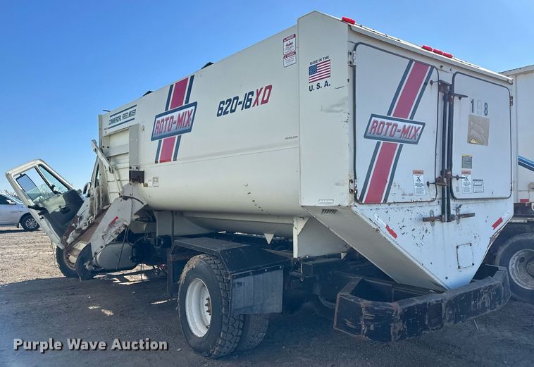 image for item ER8372 2015 International  7400 feed mixer truck