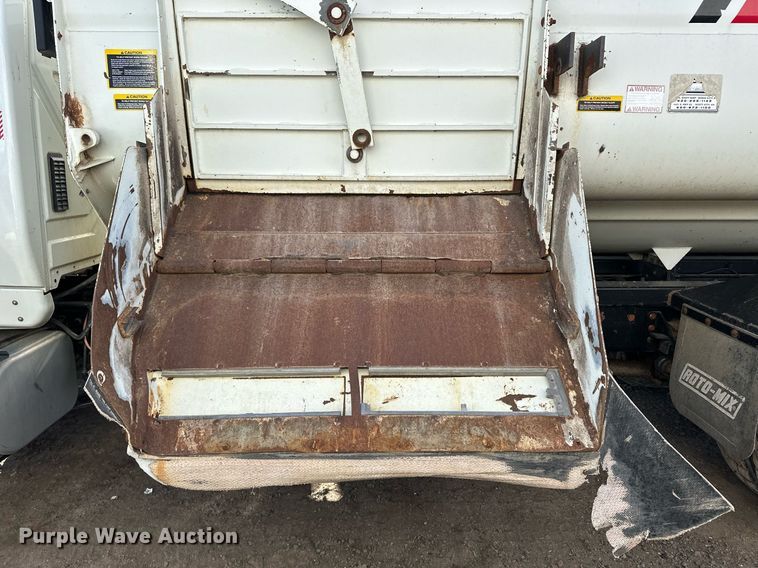 image for item ER8372 2015 International  7400 feed mixer truck