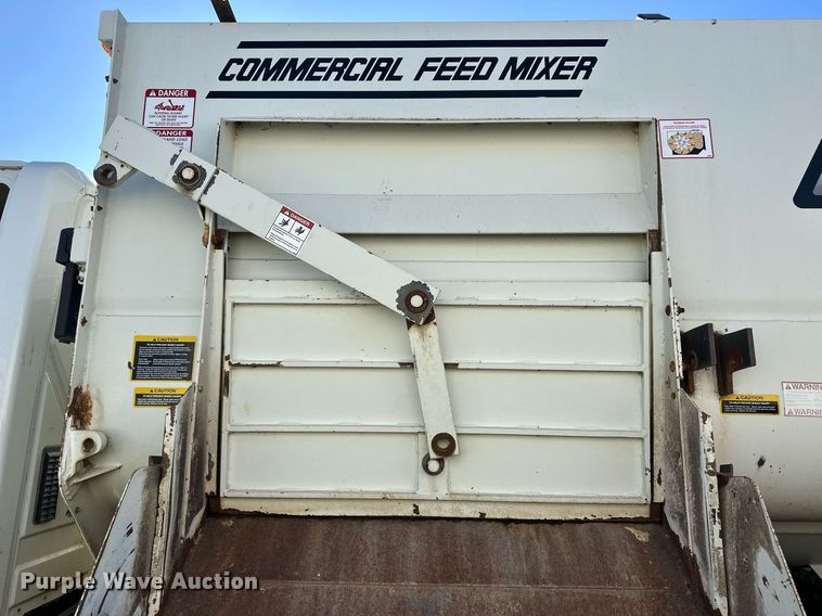 image for item ER8372 2015 International  7400 feed mixer truck