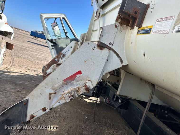 image for item ER8372 2015 International  7400 feed mixer truck