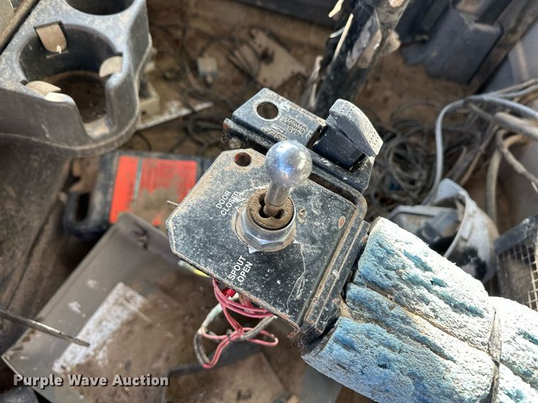 image for item ER8372 2015 International  7400 feed mixer truck