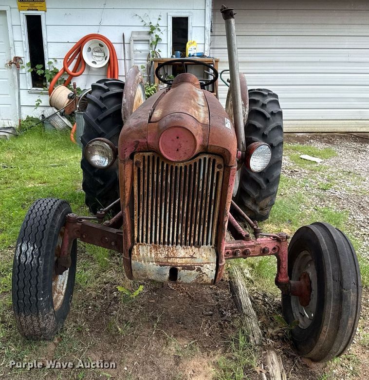 image for item HI9285 Ford tractor
