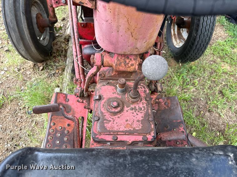 image for item HI9285 Ford tractor