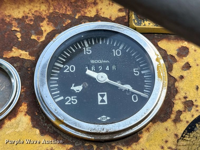 image for item HI9286 1983 Massey Ferguson 30E tractor