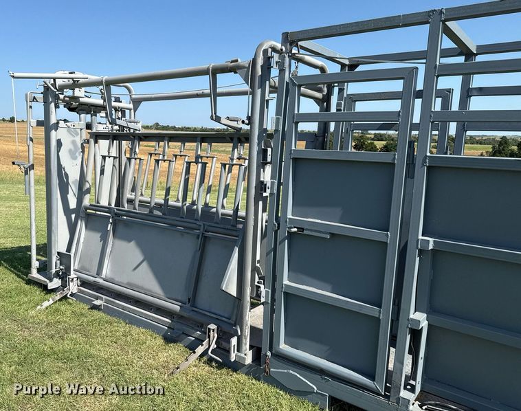 image for item HI9289 Molly Mfg. P-Tub livestock chute