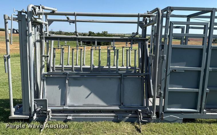 image for item HI9289 Molly Mfg. P-Tub livestock chute