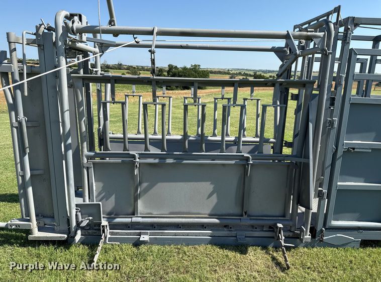 image for item HI9289 Molly Mfg. P-Tub livestock chute