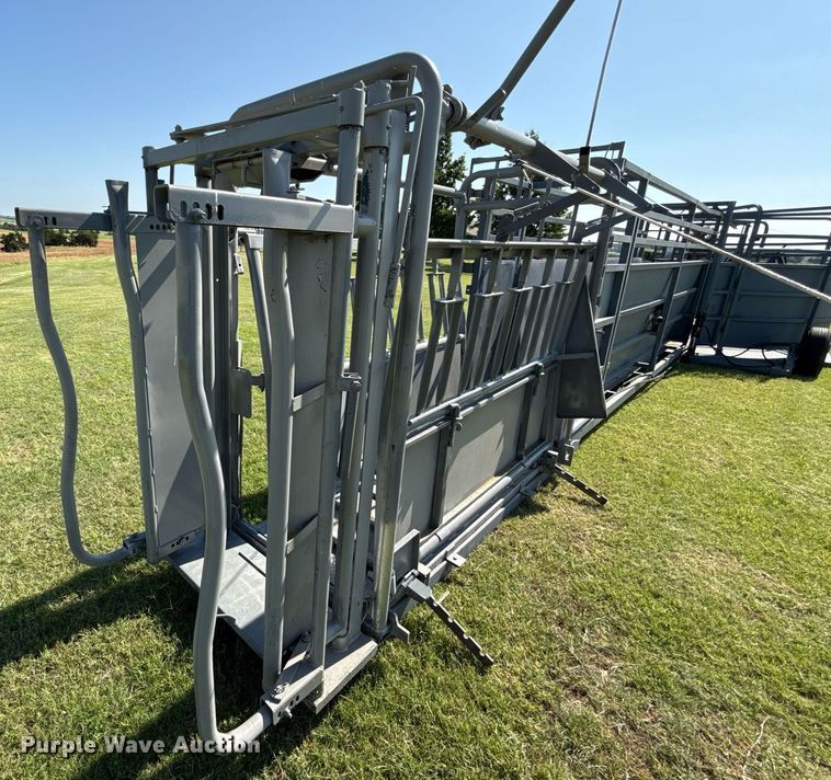 image for item HI9289 Molly Mfg. P-Tub livestock chute