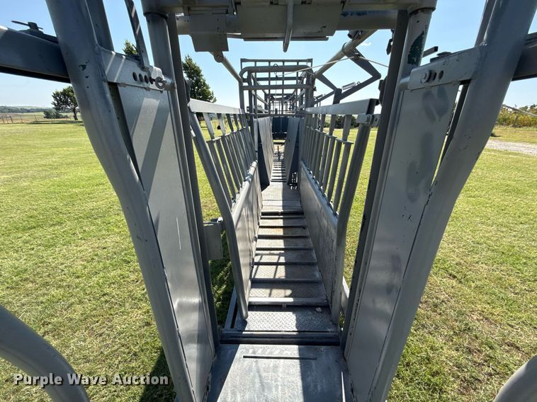 image for item HI9289 Molly Mfg. P-Tub livestock chute