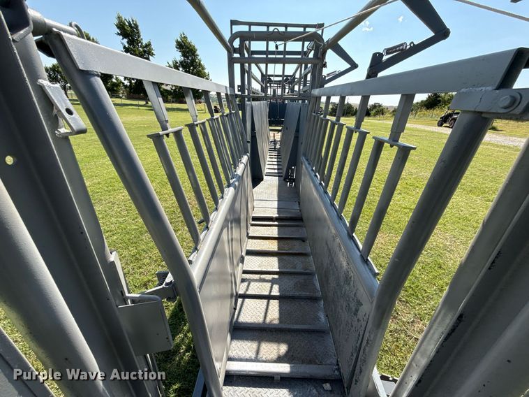 image for item HI9289 Molly Mfg. P-Tub livestock chute