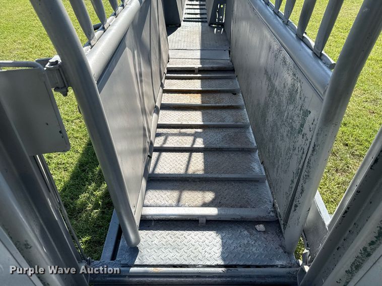 image for item HI9289 Molly Mfg. P-Tub livestock chute