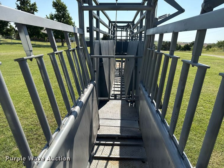 image for item HI9289 Molly Mfg. P-Tub livestock chute