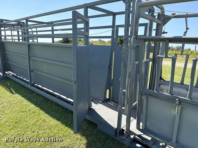 image for item HI9289 Molly Mfg. P-Tub livestock chute