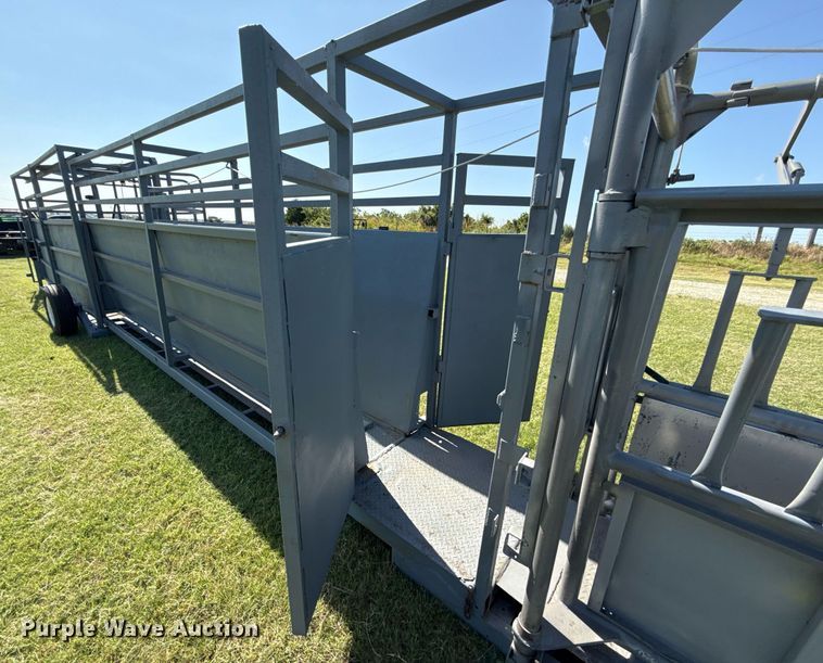 image for item HI9289 Molly Mfg. P-Tub livestock chute