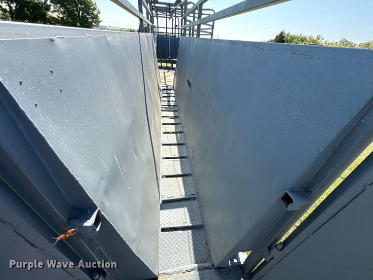 image for item HI9289 Molly Mfg. P-Tub livestock chute